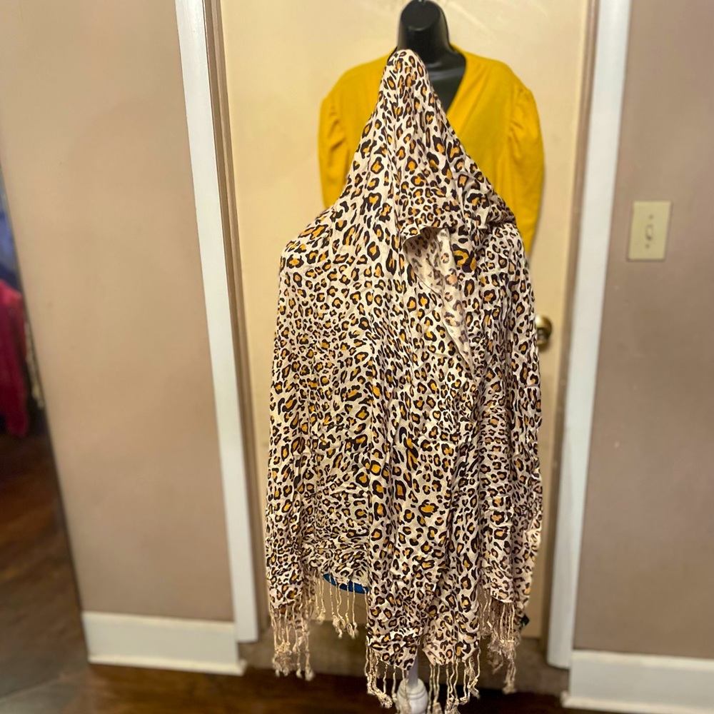 Rachele leopard print fringe edge scarf 100% viscose GUC